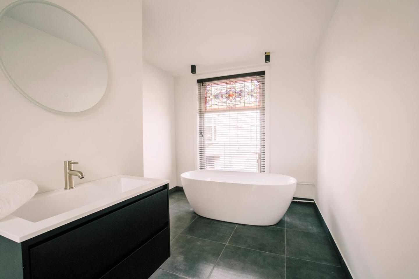 Xxl Loft With Bath Located Stadsvilla Тилбург Екстериор снимка